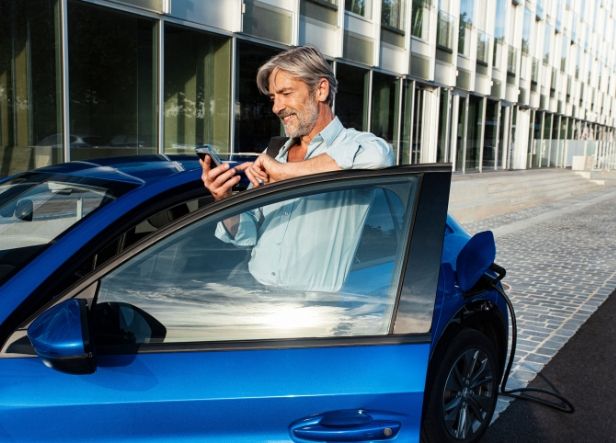 Chargement voiture électrique, entreprise avec flotte éléectrique, recharge voiture électrique en France et en Europe pour collaborateurs itinérants, commercial voitures électriques, véhicule éléectrique