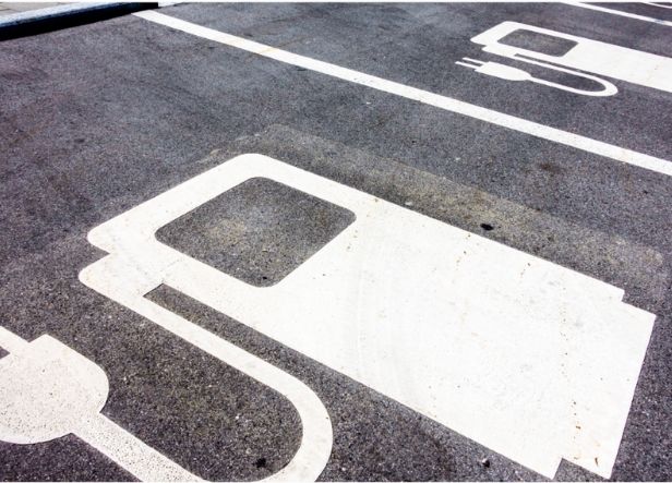 Solutions de mobilité électrique pour communes et collectivités, installation et gestion de bornes de recharge par Stations-e.