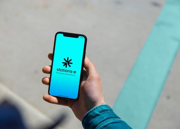 Partenariat Stations-e, réseau de stations services électriques, borne de recharge électrique, bande de recharge multi-services